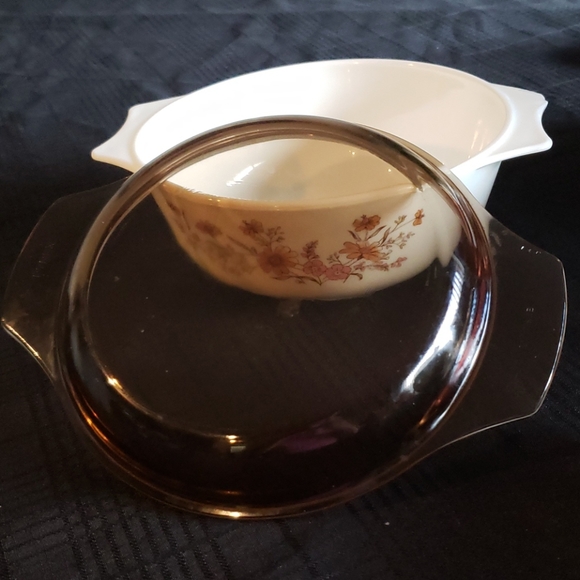 Pyrex Bowl with Cover. - Picture 6 of 8